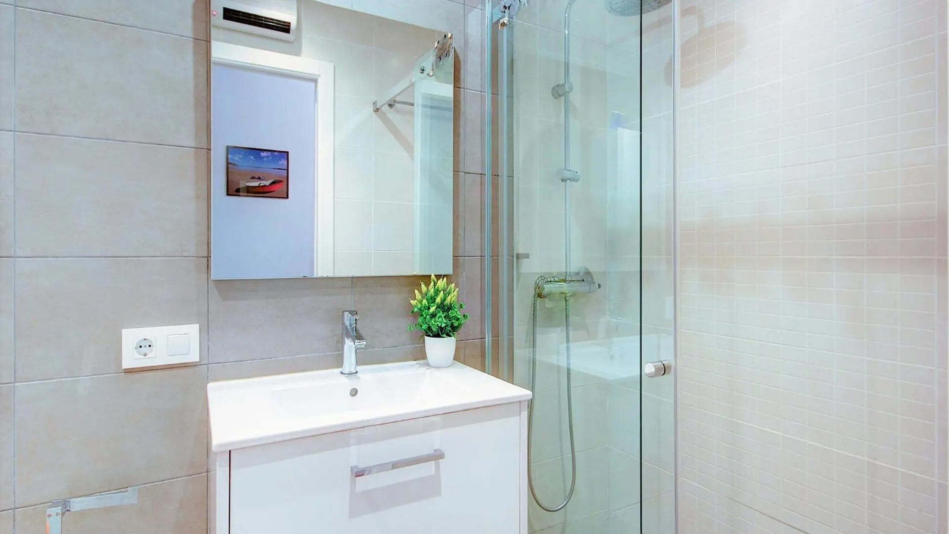 Charming Apartment Near Beach 艾姆布里亚布拉瓦 西班牙