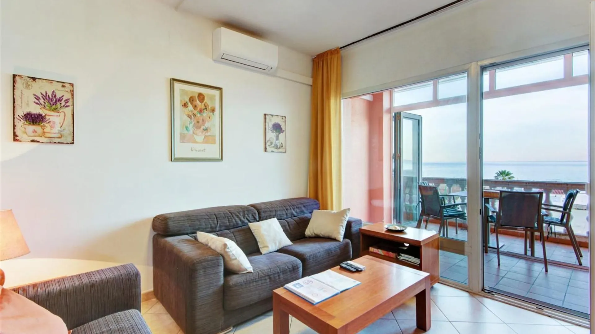Charming Apartment Near Beach 艾姆布里亚布拉瓦