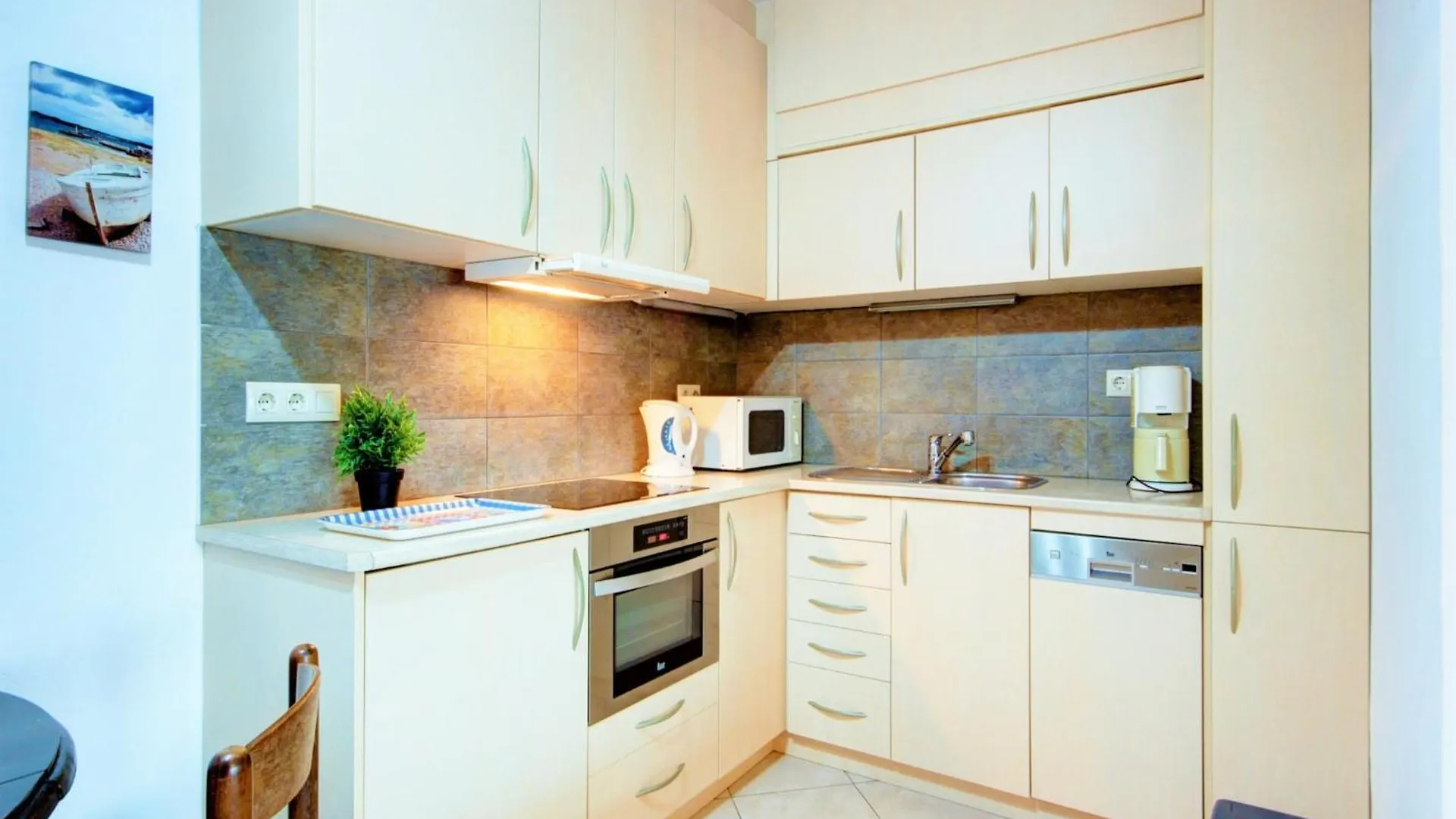 Charming Apartment Near Beach 艾姆布里亚布拉瓦 0*,  西班牙